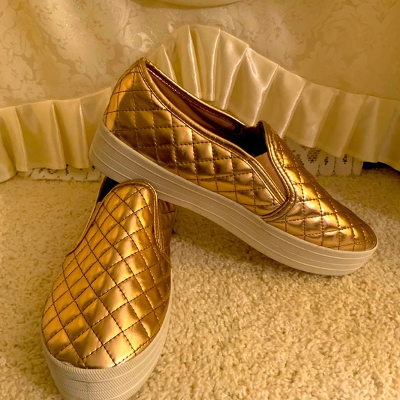 Breckelles Shoes - BRECKELLE’S QUILTED WOMENS SLIP ON SHOES